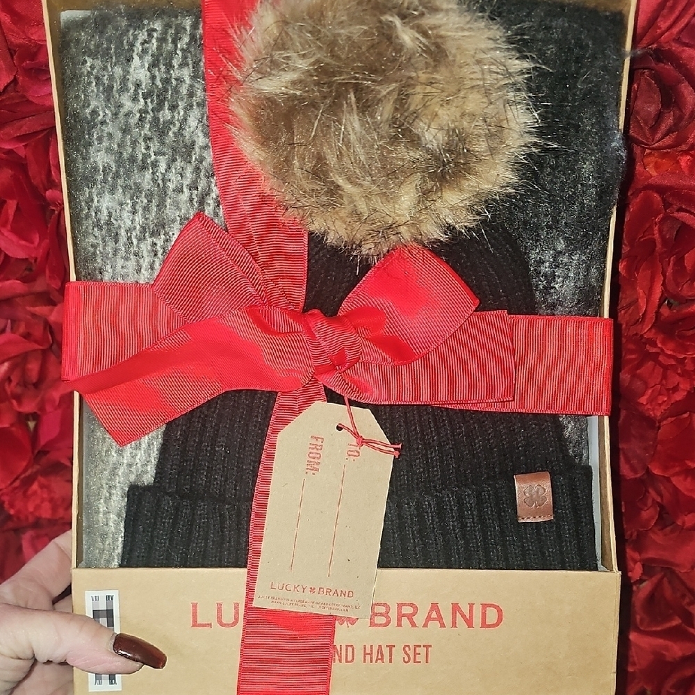 Lucky Brand Women's NWT Black/Brown/Grey Scarf & Hat Set